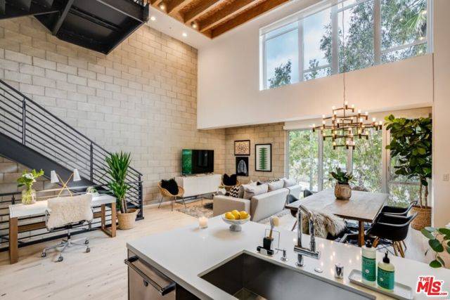Los Angeles, CA 90068,3450 Cahuenga Boulevard #101
