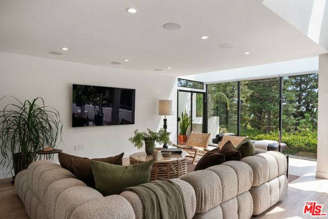 Los Angeles, CA 90068,6469 Rodgerton Drive