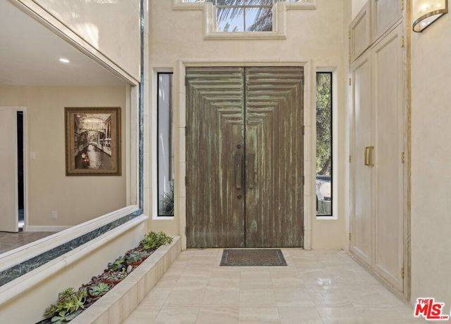 Los Angeles, CA 90069,9213 Warbler