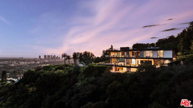 Los Angeles, CA 90069,9199 Thrasher Avenue