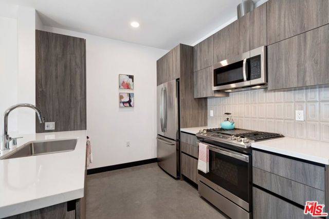 Los Angeles, CA 91602,11036 Moorpark Street #PH02