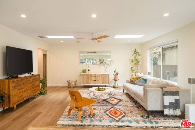 Valley Village, CA 91601,5828 Irvine Avenue