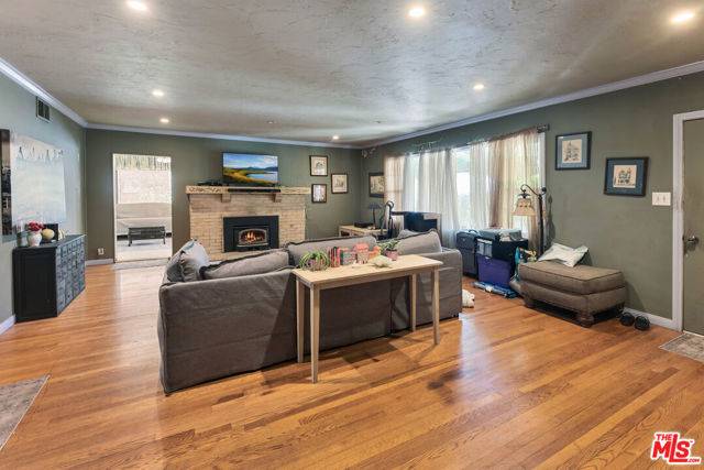 Reseda (los Angeles), CA 91335,19043 Keswick Street