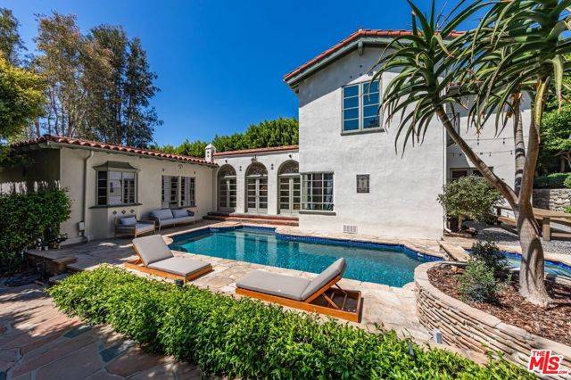 Los Angeles, CA 90069,1136 N Doheny Drive