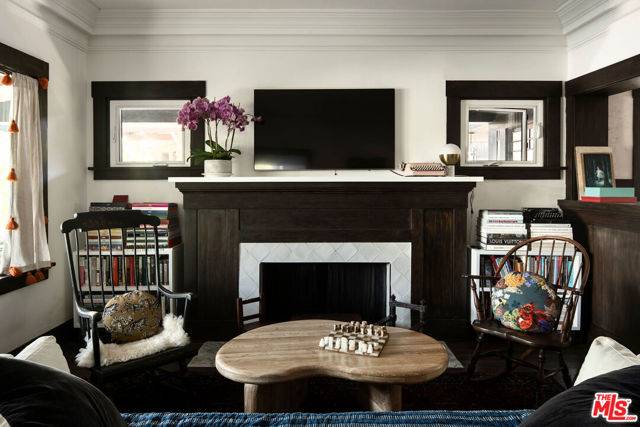 Los Angeles, CA 90004,379 N Wilton Place