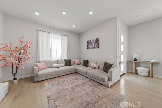 Valencia (santa Clarita), CA 91381,27218 Narrowleaf Willow Lane