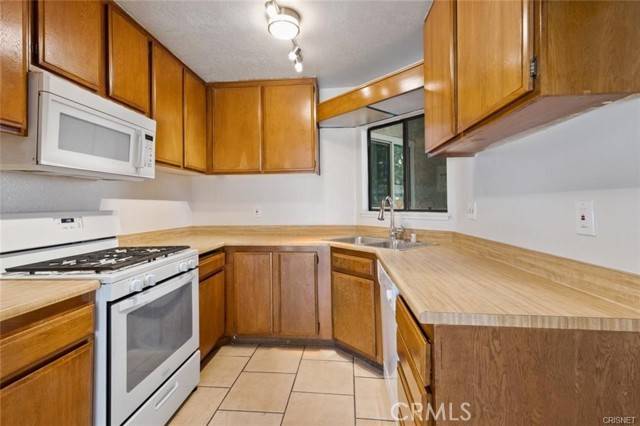 Pomona, CA 91766,1 town and country Road