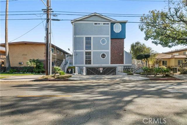 Burbank, CA 91504,1706 Grismer Avenue #211