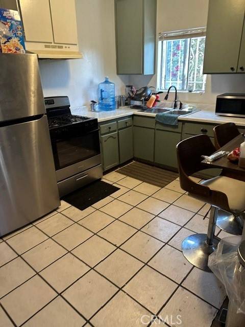 Compton, CA 90220,201 W Raymond Street