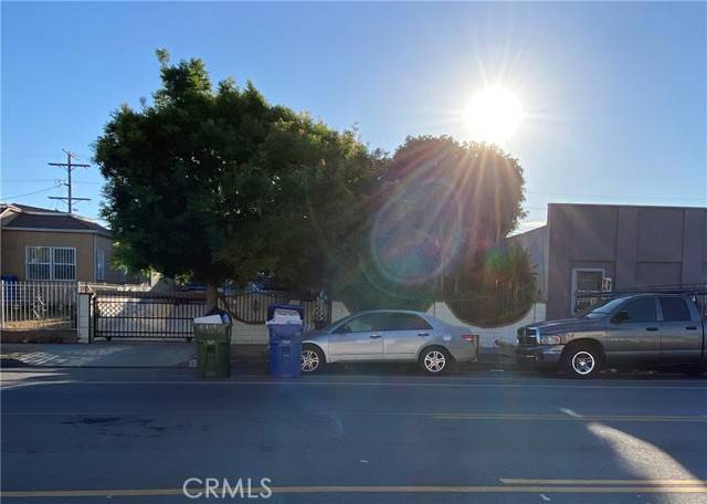 Los Angeles, CA 90003,10609 S San Pedro Street