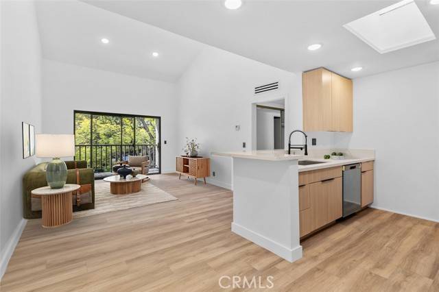 Los Angeles, CA 90042,4210 Via Arbolada #317