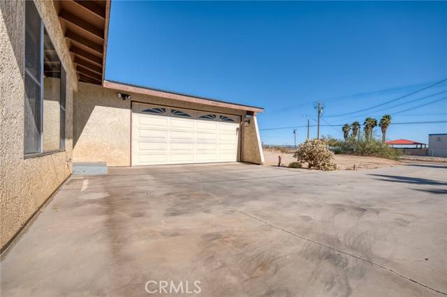 Joshua Tree, CA 92252,6010 Sunburst Street