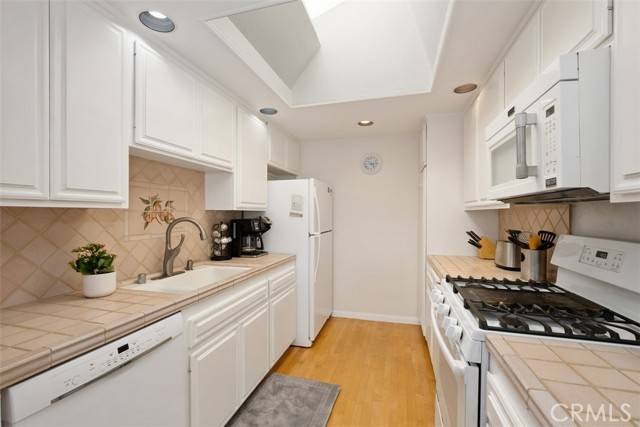 Laguna Beach, CA 92651,9 N Encino