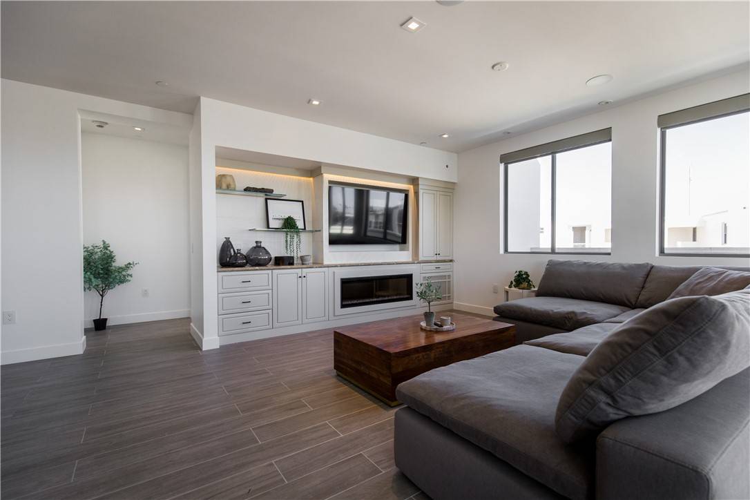 Newport Beach, CA 92663,2210 Newport Boulevard #302