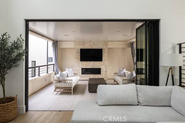 Corona Del Mar (newport Beach), CA 92625,422 Larkspur Avenue