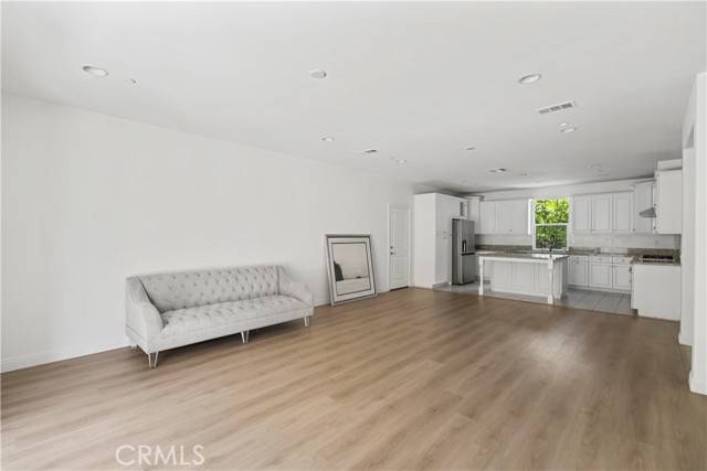 Irvine, CA 92618,217 Wicker