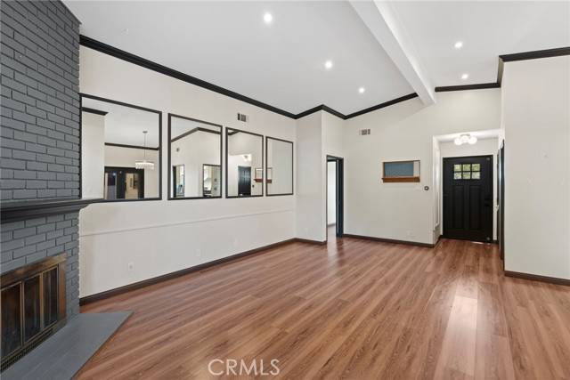 Los Angeles, CA 91406,6417 Graves