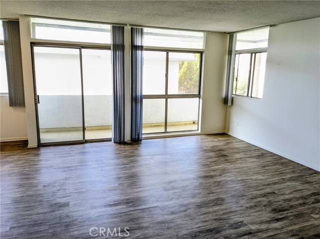 Los Angeles, CA 90049,11942 Darlington Avenue #5