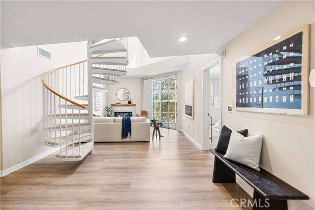 Los Angeles, CA 90049,171 N Church Lane #403