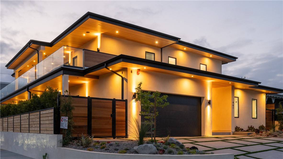 Manhattan Beach, CA 90266,461 NW Chabela Dr.