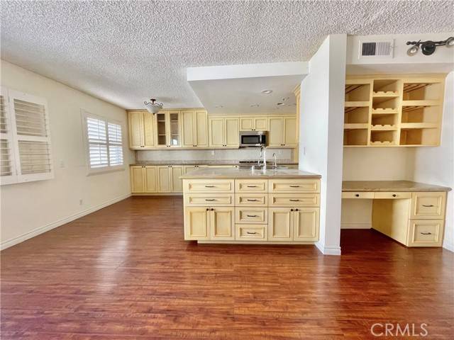 Woodland Hills (los Angeles), CA 91367,22287 Erwin Street #1/2