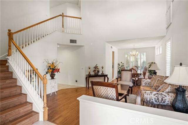 Valencia (santa Clarita), CA 91354,23718 Hathaway Drive