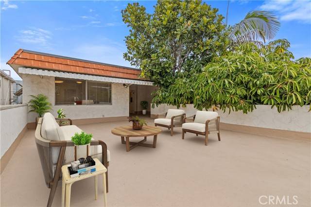 North Hollywood (los Angeles), CA 91601,10915 Peach Grove Street #4