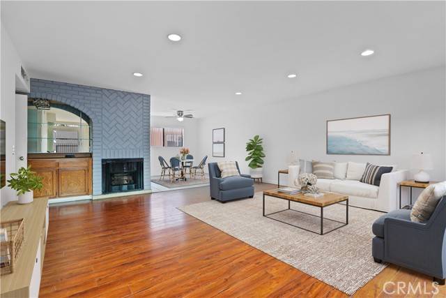 Canoga Park (los Angeles), CA 91304,21900 Roscoe Boulevard #5