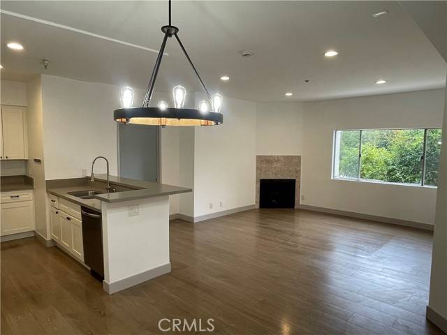 Van Nuys (los Angeles), CA 91411,14914 Hamlin Street #105