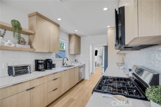 Reseda (los Angeles), CA 91335,6438 Lindley Avenue