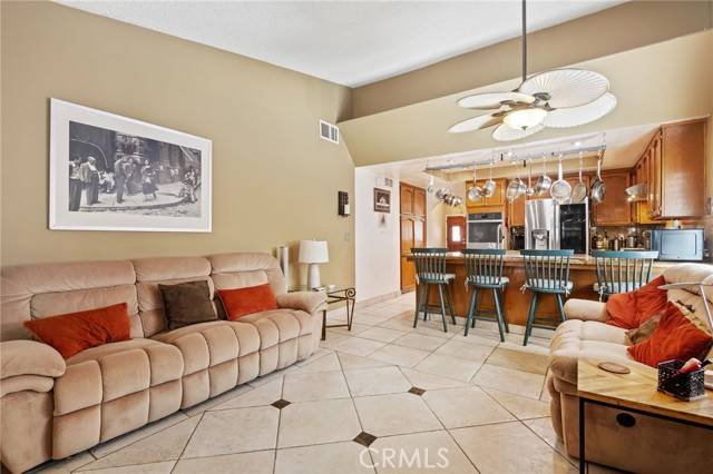 Granada Hills (los Angeles), CA 91344,13075 Meadowlark Avenue