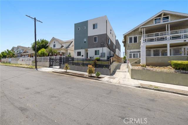 Los Angeles, CA 90006,1143 Irolo Street