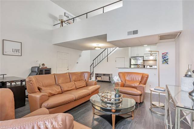 Tarzana (los Angeles), CA 91356,18645 Hatteras Street #203