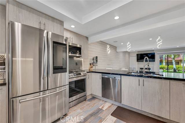 Woodland Hills (los Angeles), CA 91367,21551 Burbank # 114 Boulevard