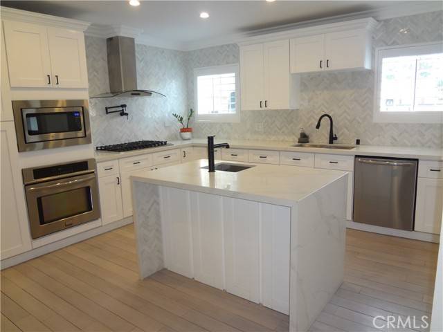 Canoga Park (los Angeles), CA 91303,22135 Vanowen Street