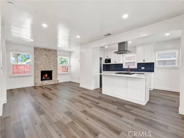 Los Angeles, CA 91406,7517 Louise Avenue