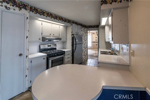 Hemet, CA 92543,332 N Lyon #82