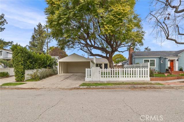 North Hollywood (los Angeles), CA 91602,10815 Acama Street