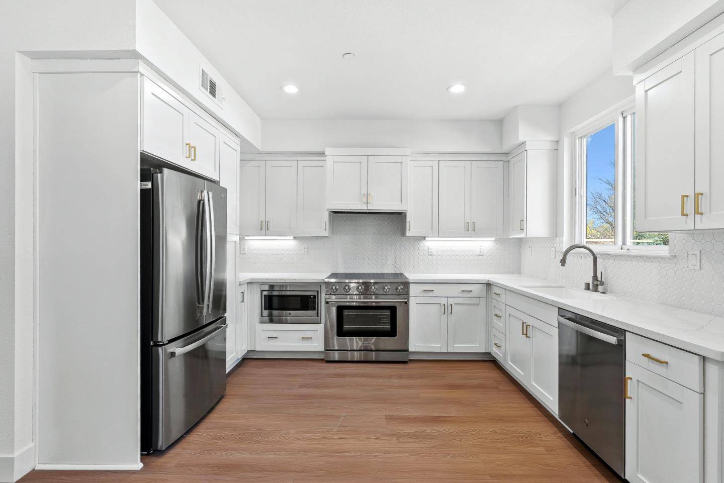 Redwood City, CA 94061,931 Woodside Road
