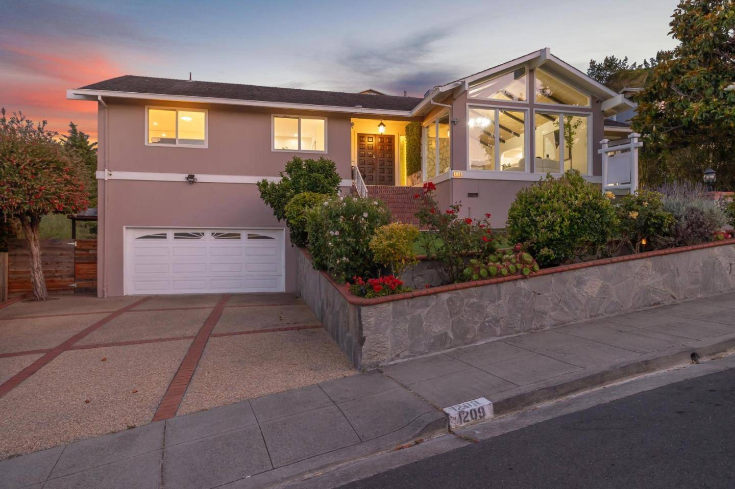 Millbrae, CA 94030,1209 Lake Street