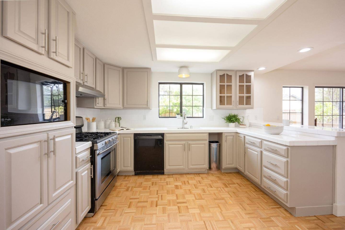 Half Moon Bay, CA 94019,371 Granelli Avenue