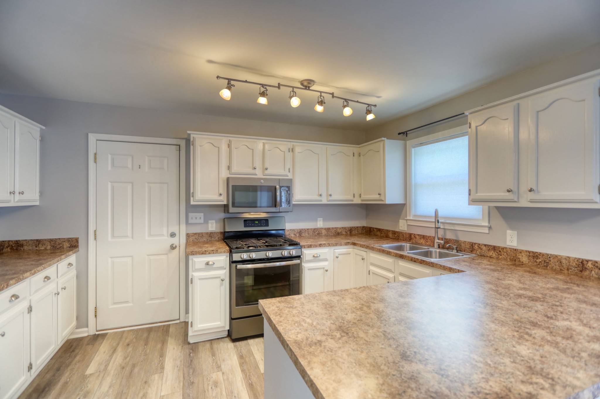 White House, TN 37188,107 Lone Oak Dr