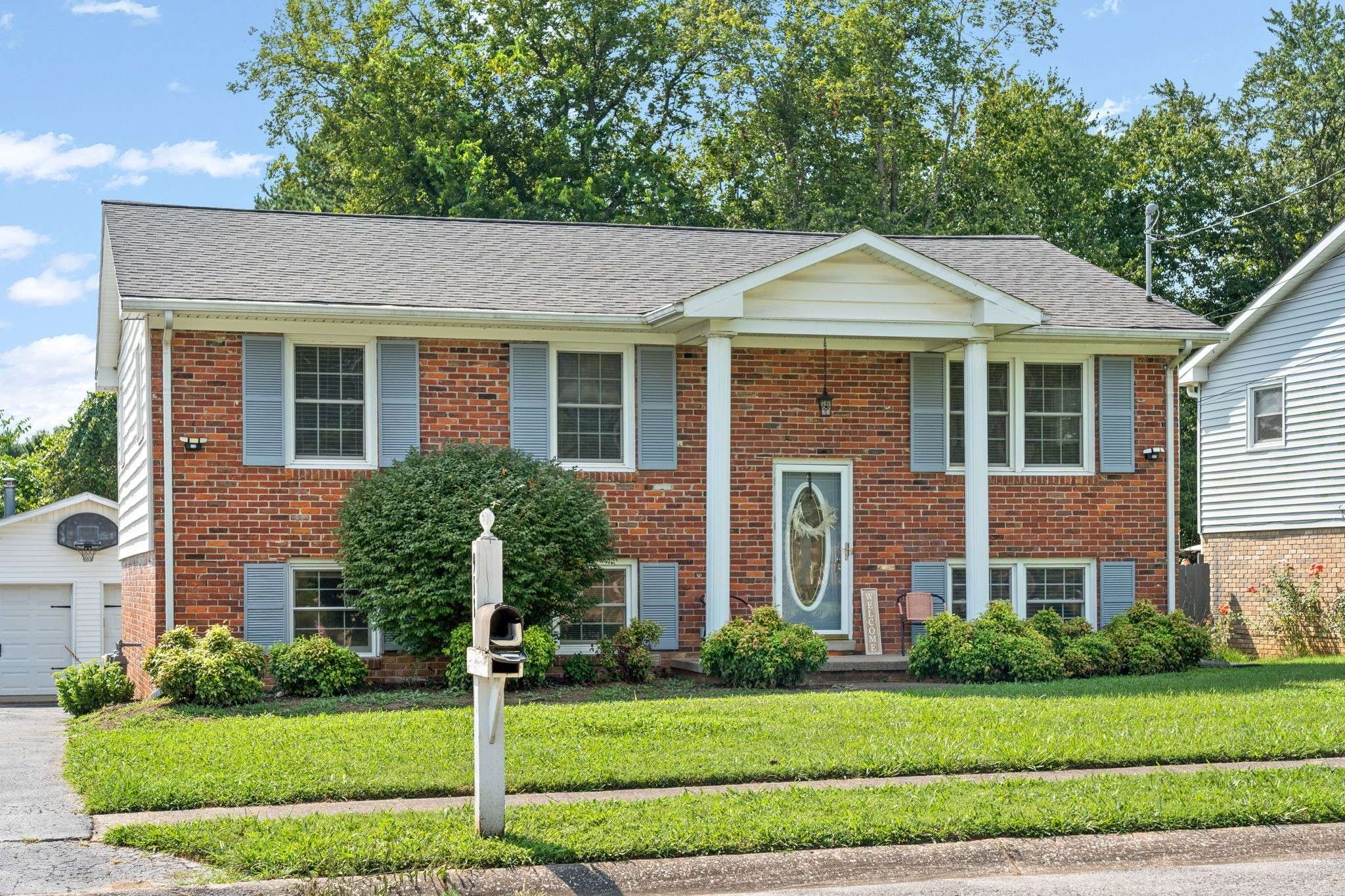 Hopkinsville, KY 42240,911 Springmont Dr