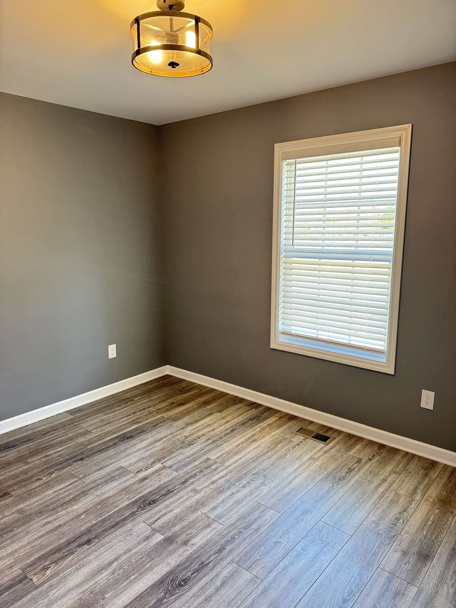 Decherd, TN 37324,207 Sisk St