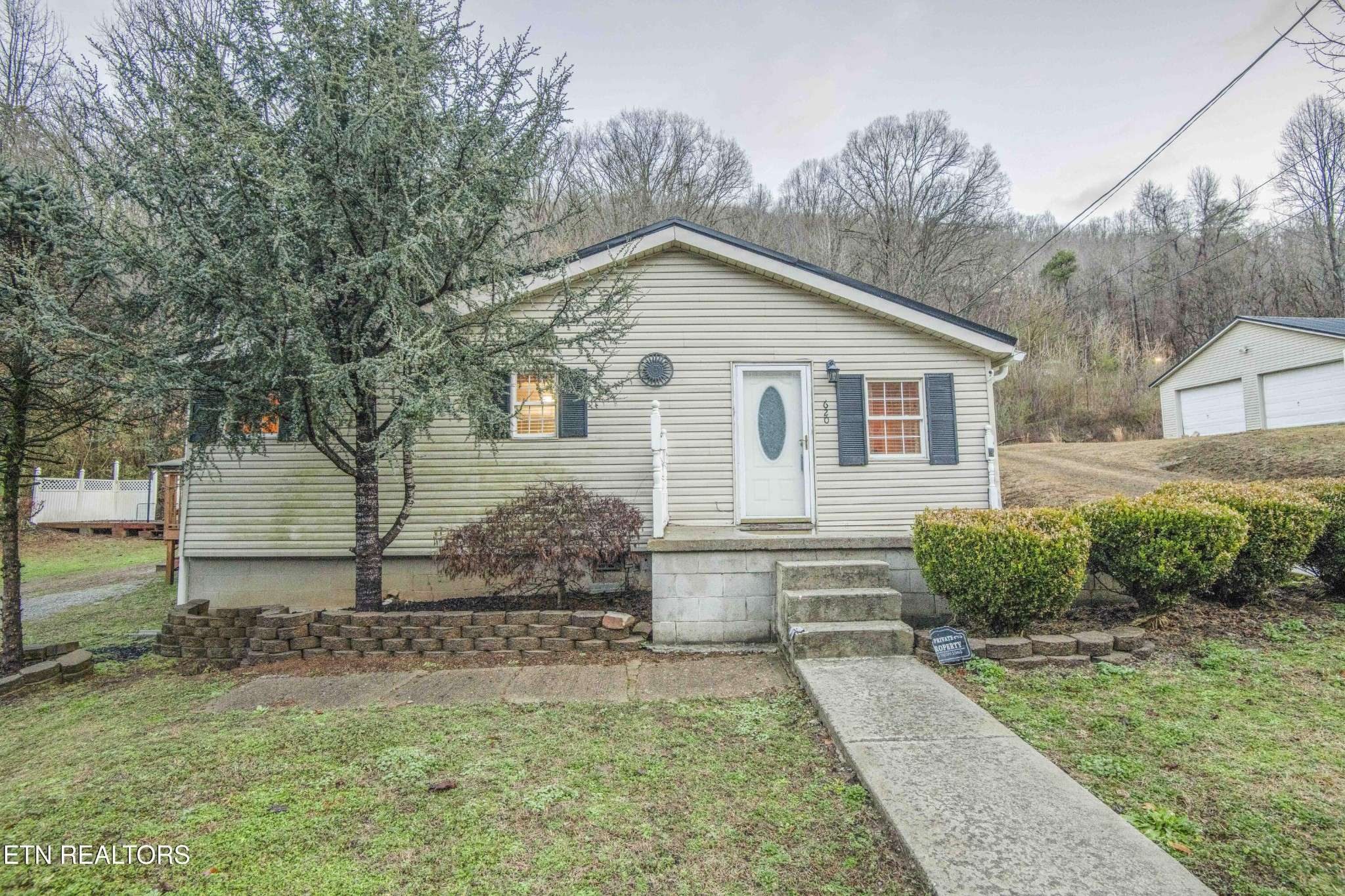 Oliver Springs, TN 37840,620 E E Spring St St