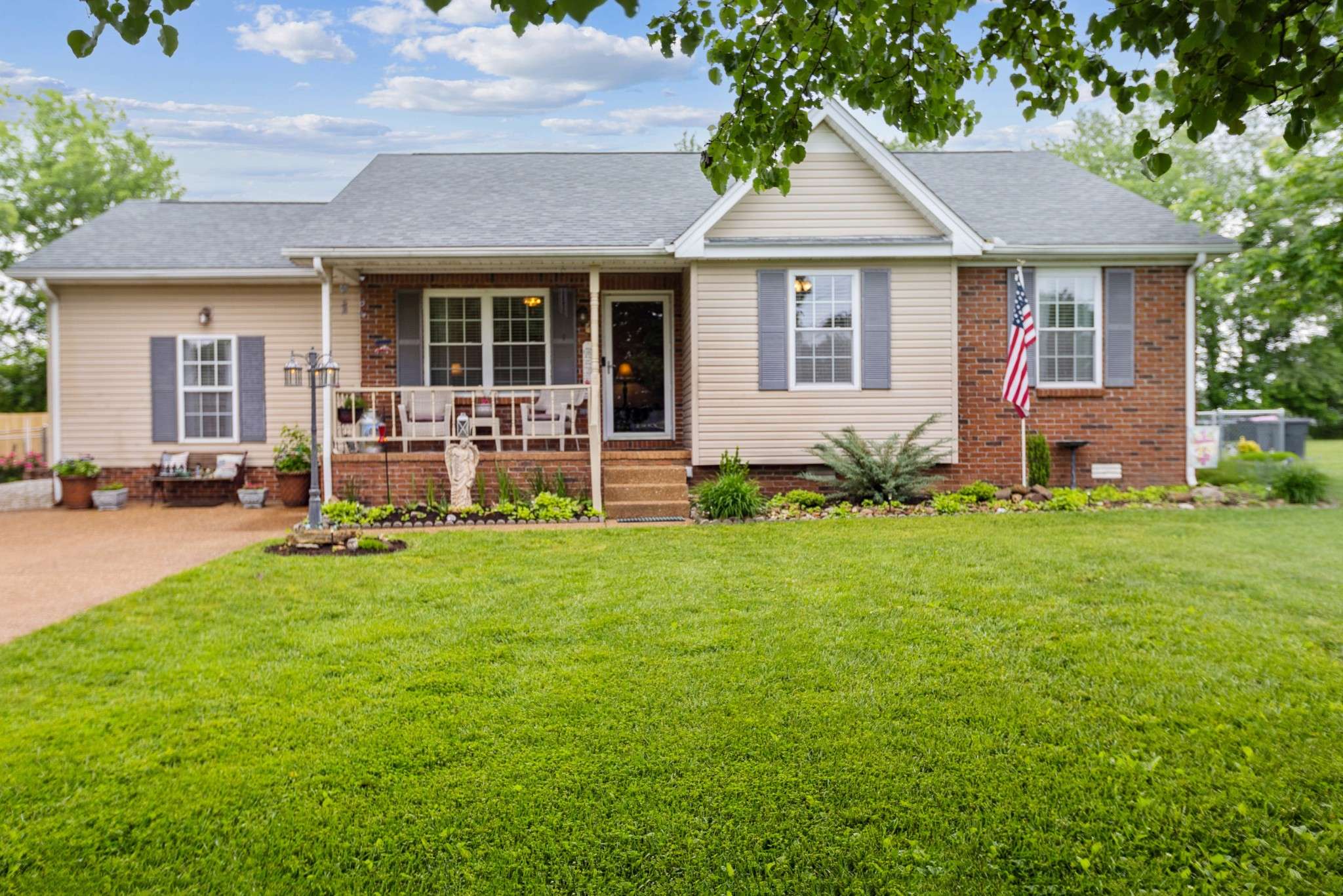 Greenbrier, TN 37073,2047 Dogwood Ln