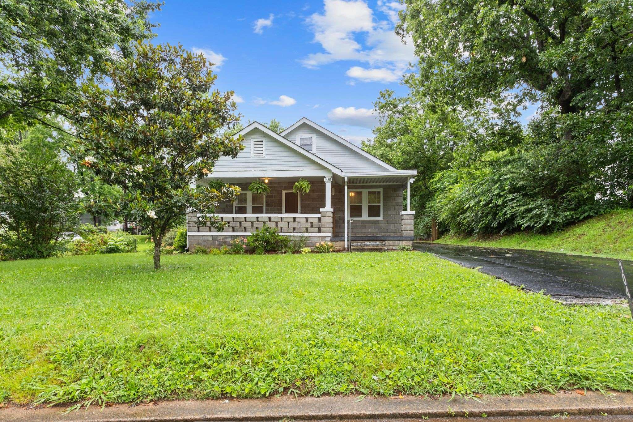 Dickson, TN 37055,104 S Charlotte St