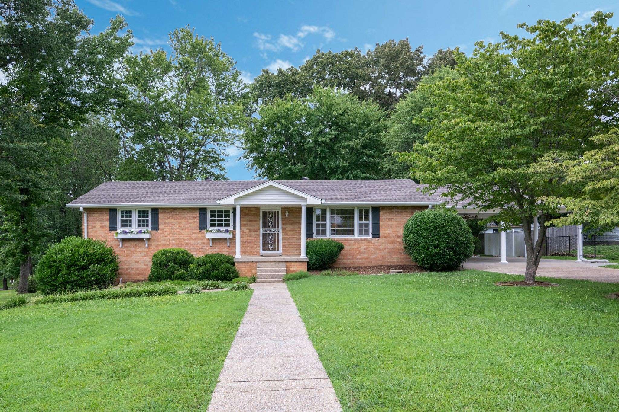 Dickson, TN 37055,305 E Overhill Dr