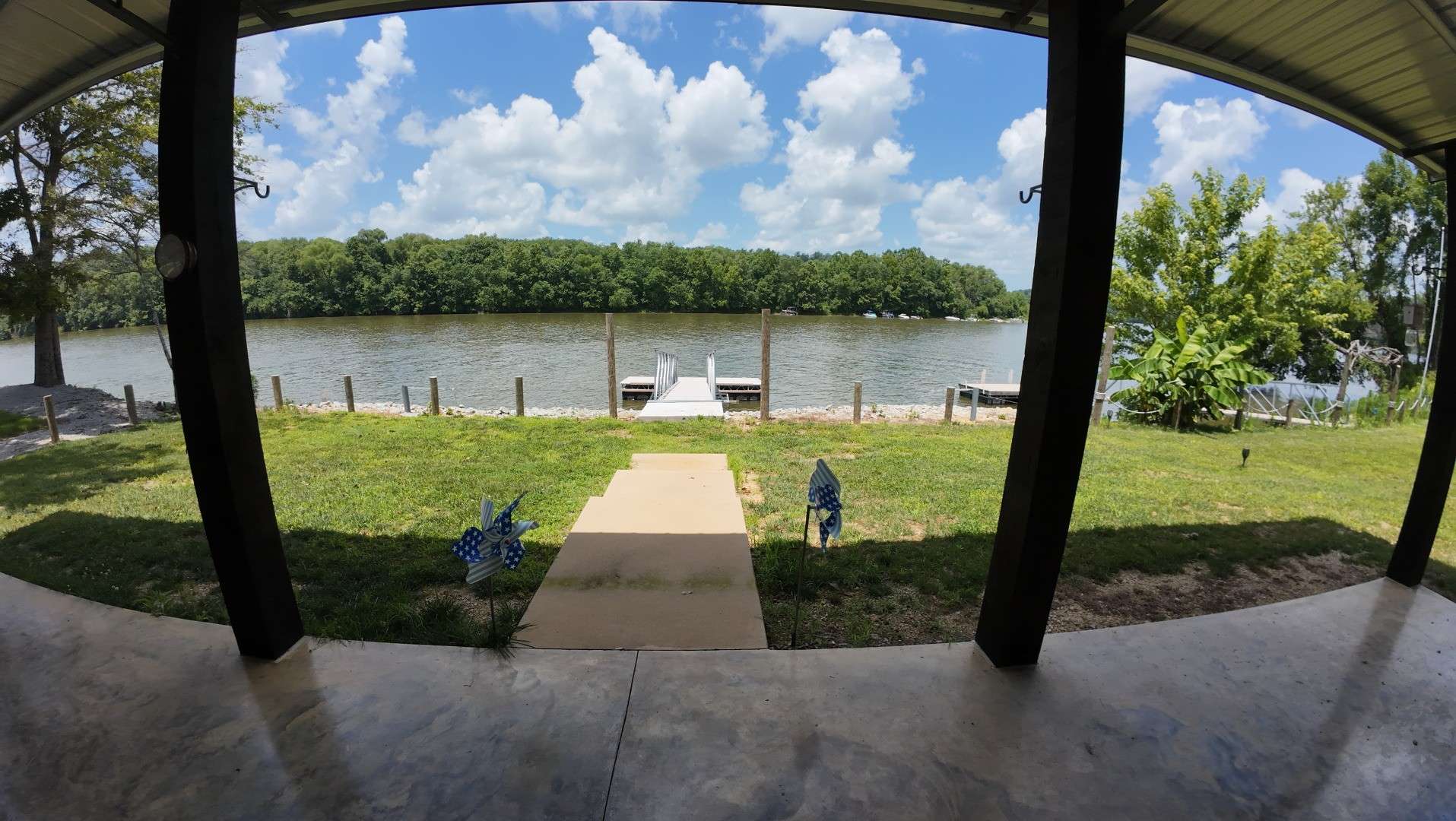 Clifton, TN 38425,1434 S River Front Dr