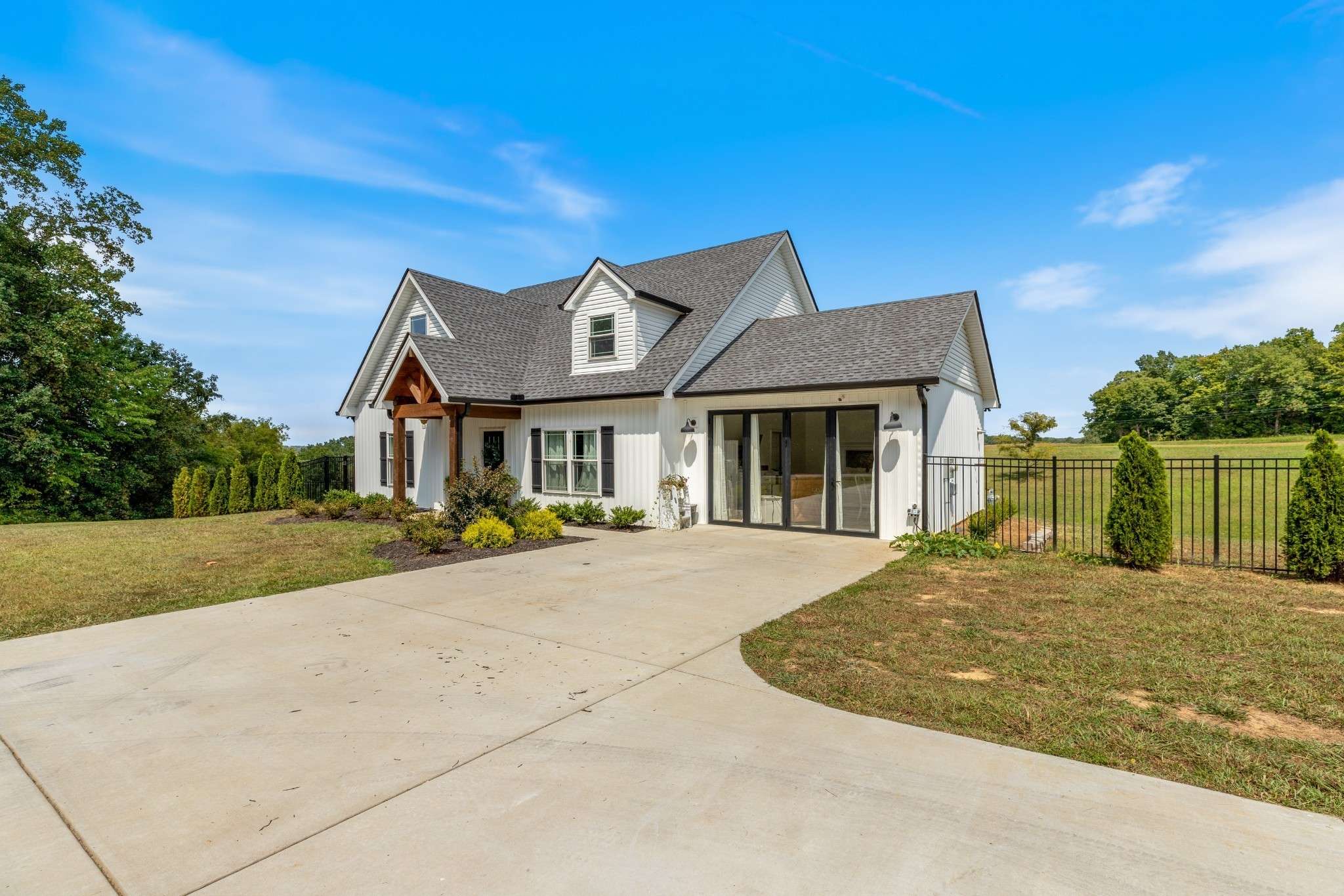 Charlotte, TN 37036,1020 Loggins Rd